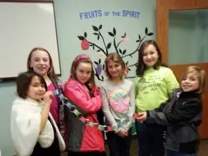 3-4 Graders- Hands-Feet Chain _fbCE 400x300